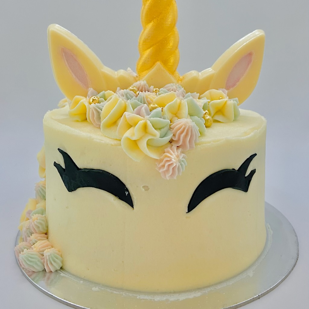 Victoria Sponge Unicorn & Flowers themed birthday cake - A delicious  traditional vanilla sponge cake with buttercream and a rich apple and  raspberry jam, serves 10-12 portions. Baked by bakerdays. : Amazon.co.uk: