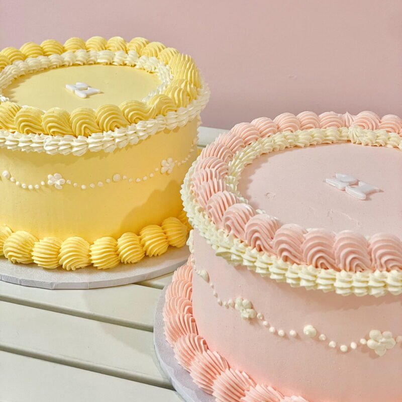 The Pretty & Delicate Vintage Round Cake